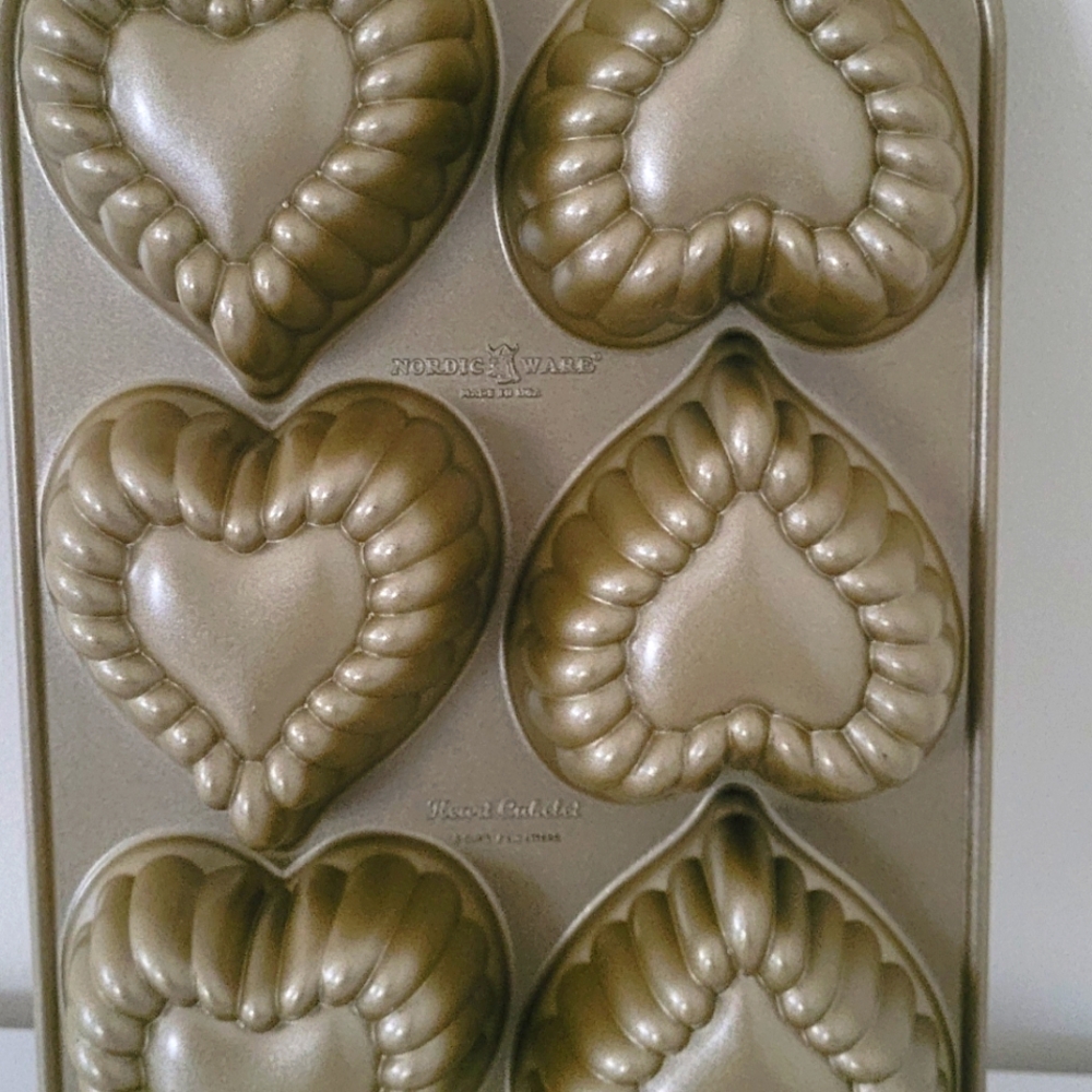 Nordic Ware Cast Aluminum Heart Cakelet Pan